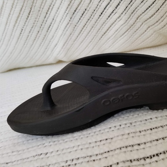 oofos original flip flops